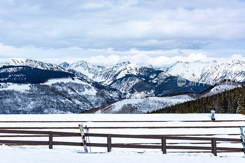 美国科罗拉多州韦尔天空度假胜地的雪山景色。