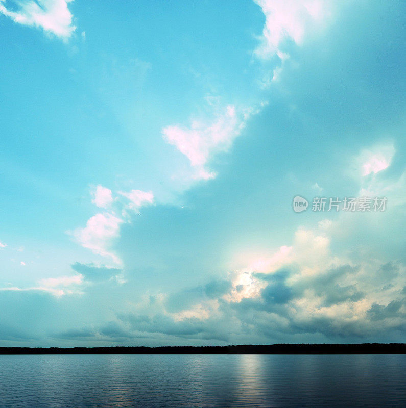 广阔的水域下的天空，蓬松的云。康罗湖，德克萨斯州
