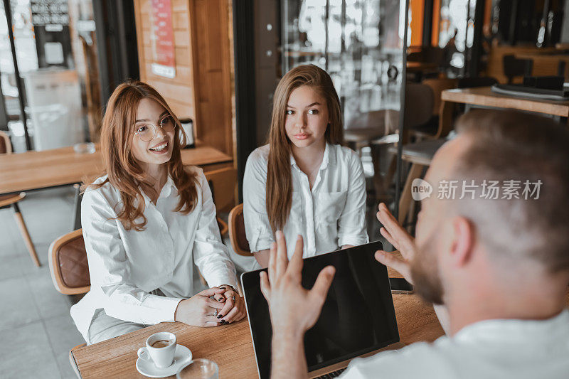 男设计师给美女免费上一课