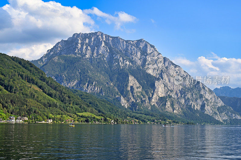 上奥地利州夏季的特劳恩湖