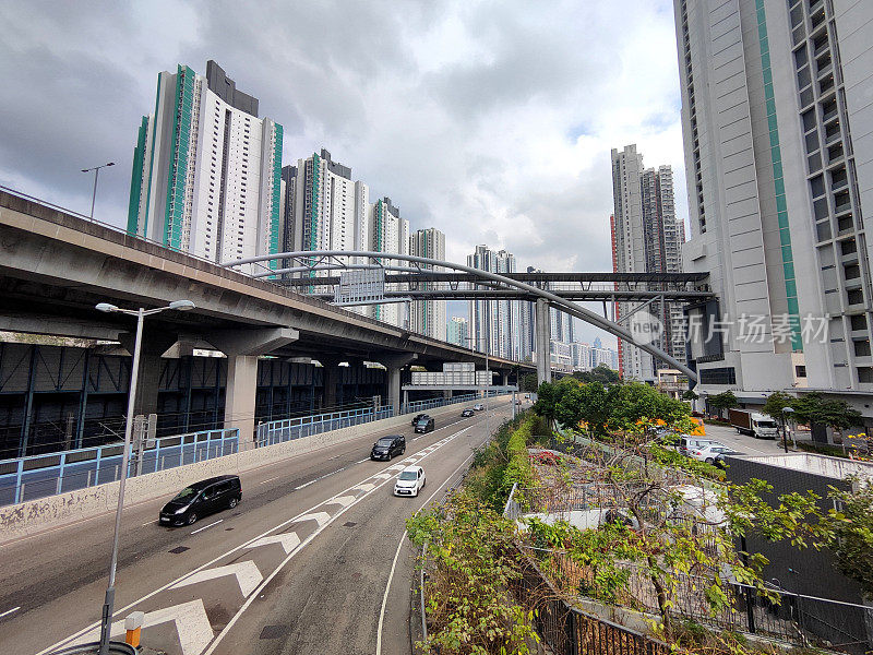 香港九龙半岛长沙湾高速公路上的交通