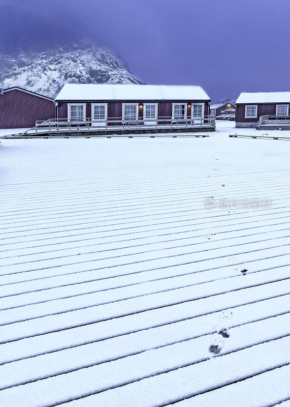 大雪覆盖了小屋和地面。