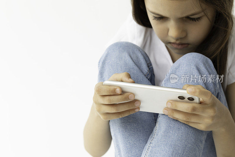 小女孩在用手机