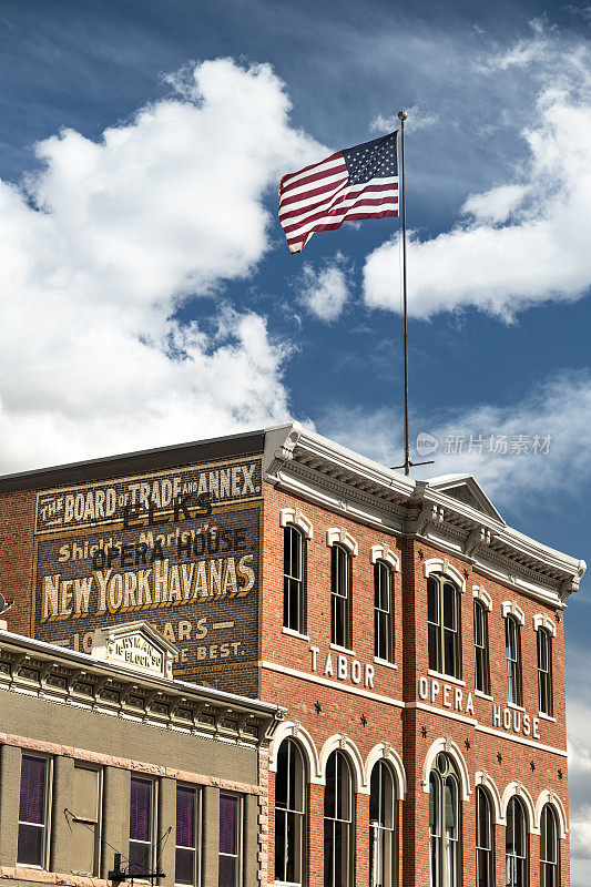 科罗拉多州历史悠久的老矿业小镇莱德维尔大街上的商店和建筑