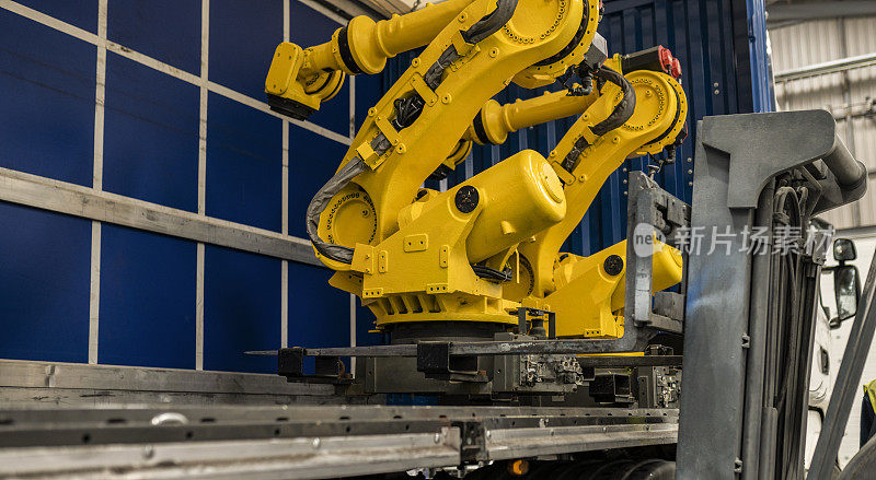 卡车装载机器人机械-机器人被运送到汽车厂。