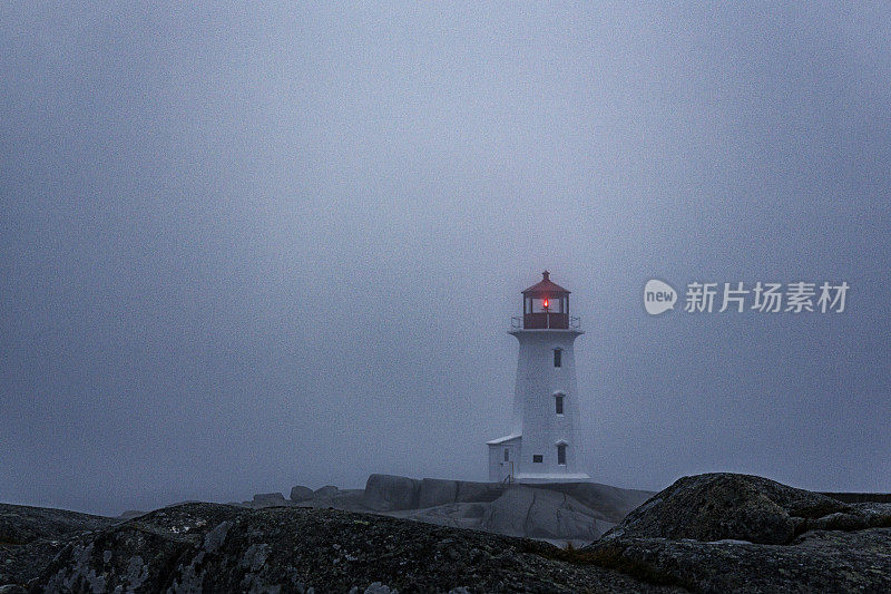 浓雾中的佩吉湾灯塔