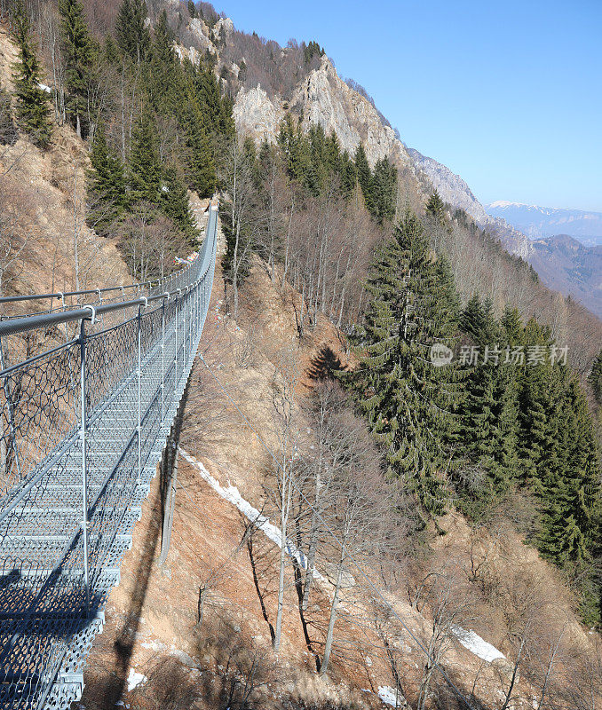 西藏桥连接山脊在冬天没有人
