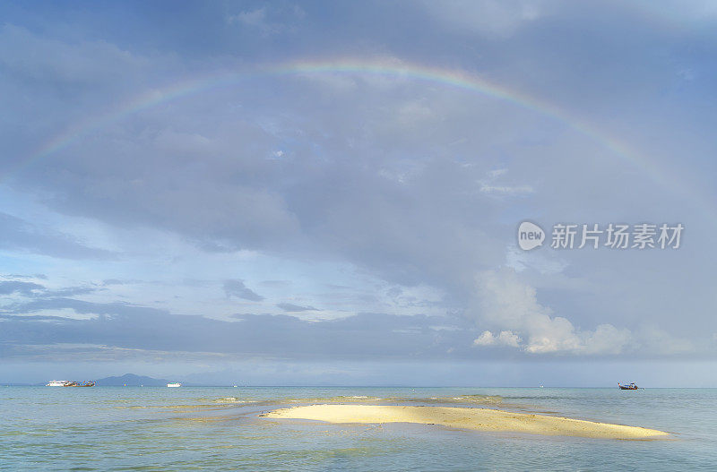 泰国甲米，美丽的风景与彩虹和蓝蓝的海水披披岛