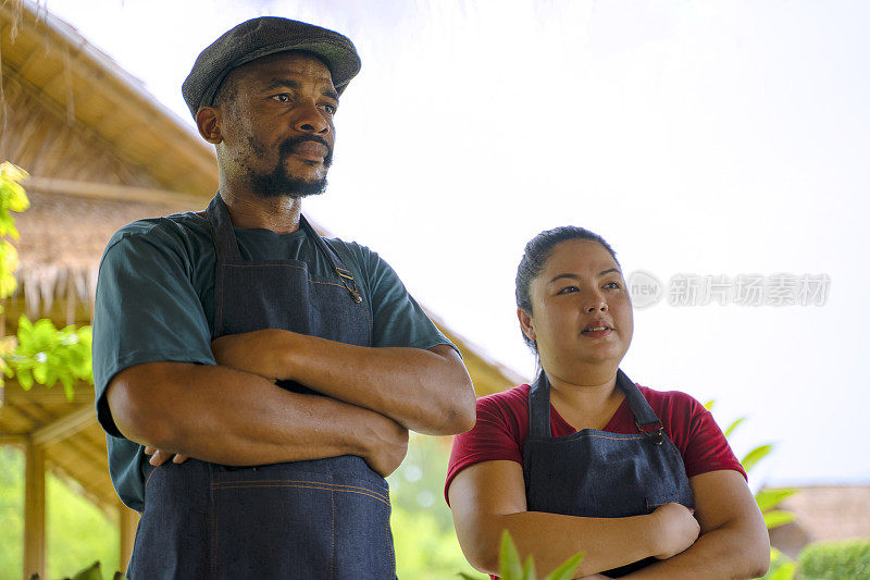 一对夫妇在果园里干活。他们正在种植蔬菜和水果。