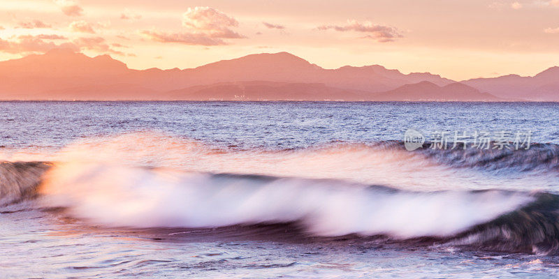 马略卡岛日落时的海浪