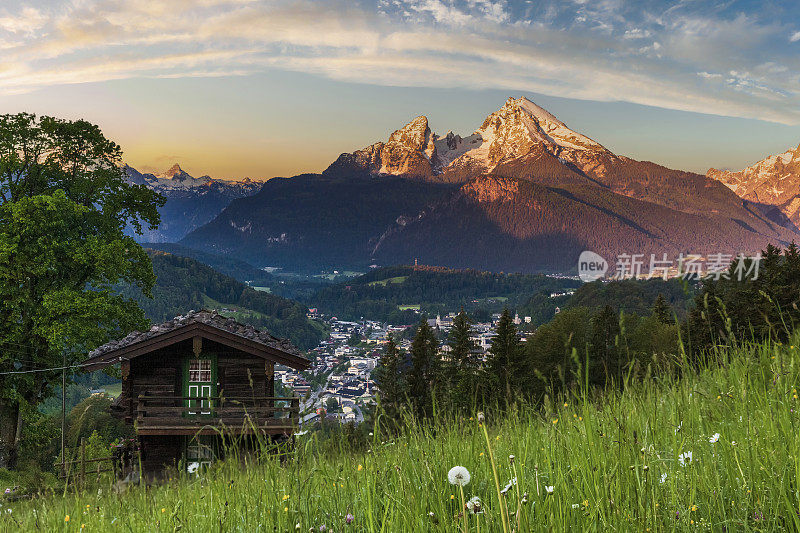 夏天日出时的高山风景和小木屋