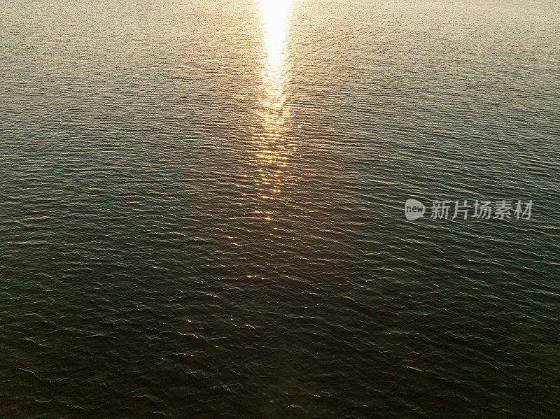 海浪波纹夏天阳光背景抽象蓝绿色银图案蓝绿色蓝色光波浪模糊纹理特写