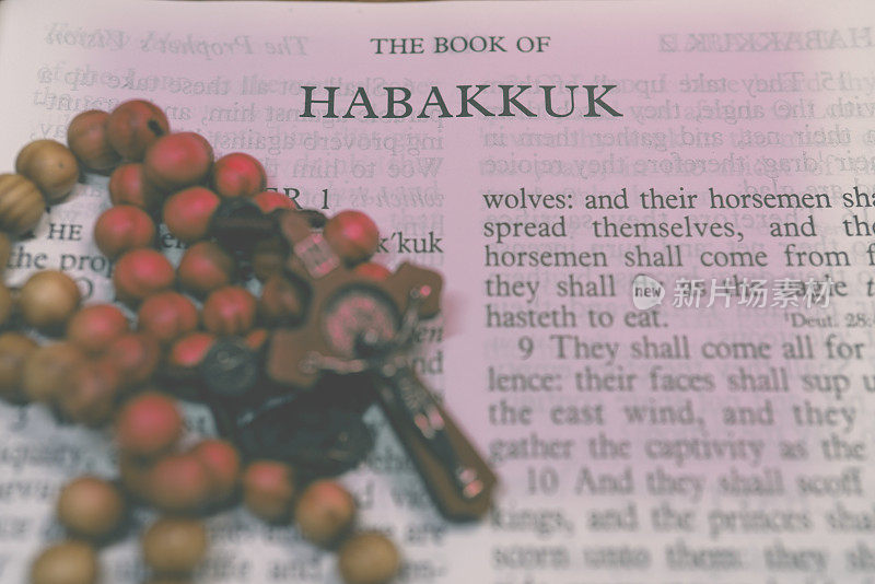 打开圣经HAMBAKKUK书的背景和灵感