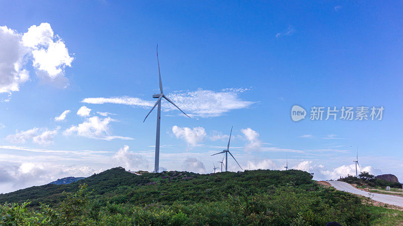 山上的风力发电场景