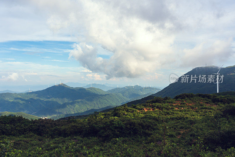 山上的风力发电场景