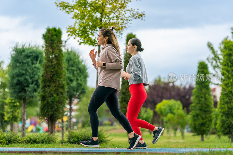 女孩们一起在公园里跑步