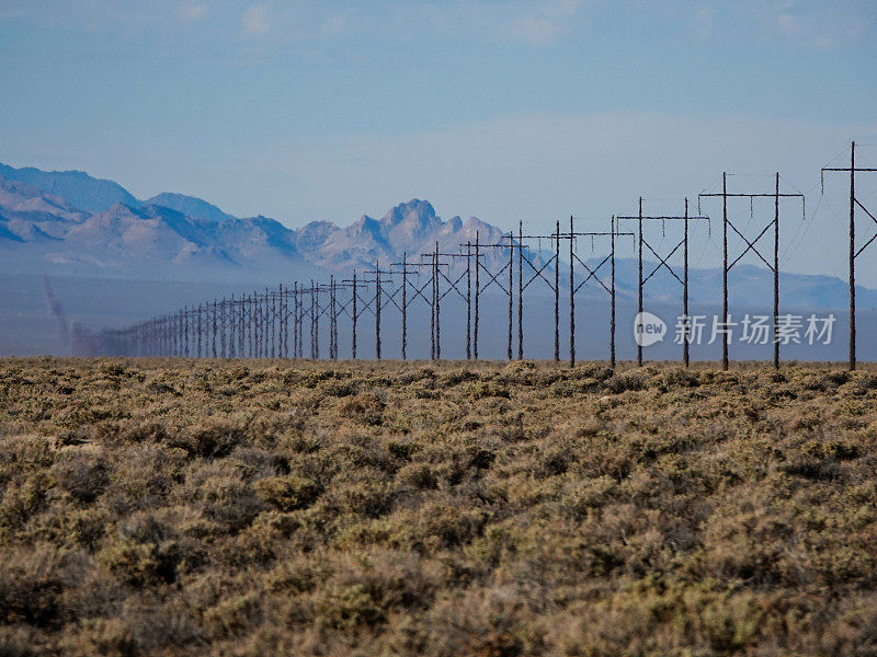 输电线绵延数英里，一直延伸到遥远的内华达沙漠。