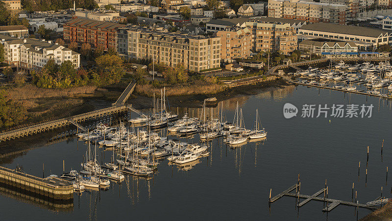 在康涅狄格斯坦福德港角码头的许多游艇码头。