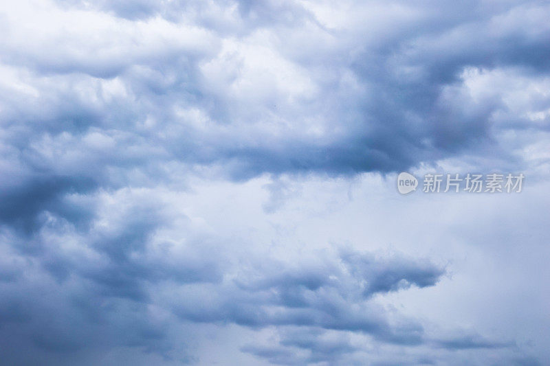 天空布满了雷雨