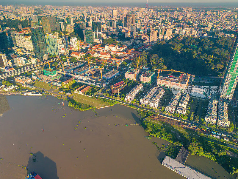 越南胡志明市和西贡河的空中全景城市景观。市中心的商业中心，高楼林立。