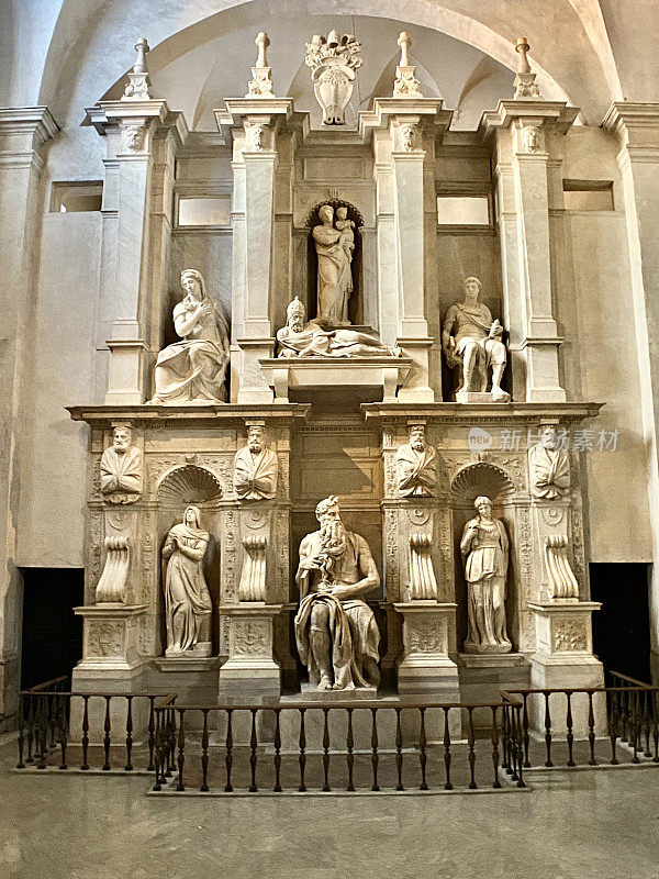教皇尤利乌斯二世的陵墓，包括长角的摩西，由文艺复兴时期的艺术家米开朗基罗创作，被锁在意大利罗马的圣彼得大教堂中。