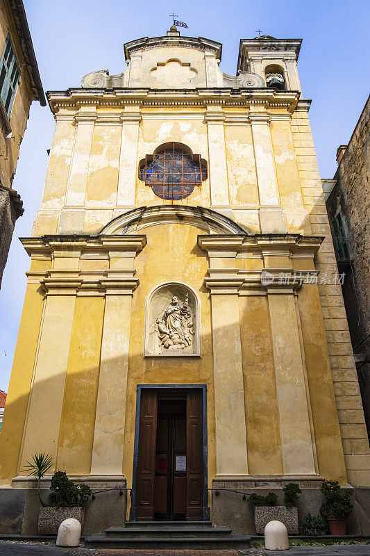 圣朱塞佩教堂位于圣雷莫，位于历史中心拉皮尼亚