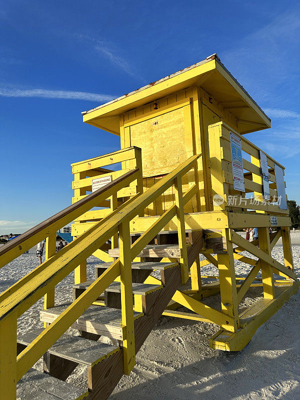热带沙滩上的黄色救生员小屋
