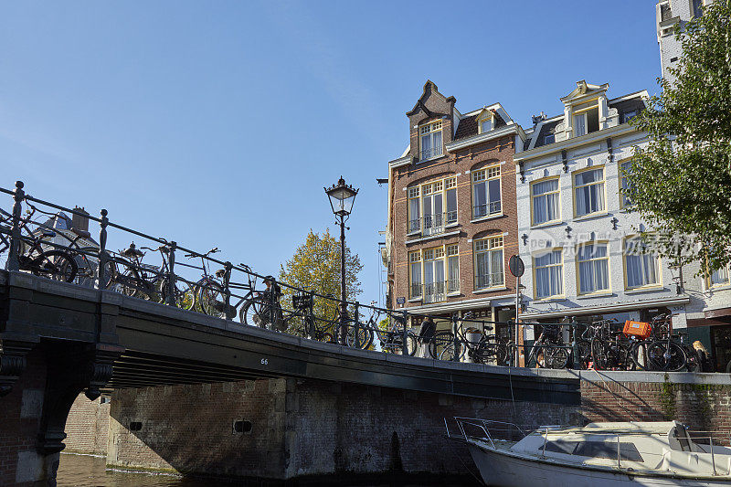阿姆斯特丹的城市运河房屋和桥的低角度视图
