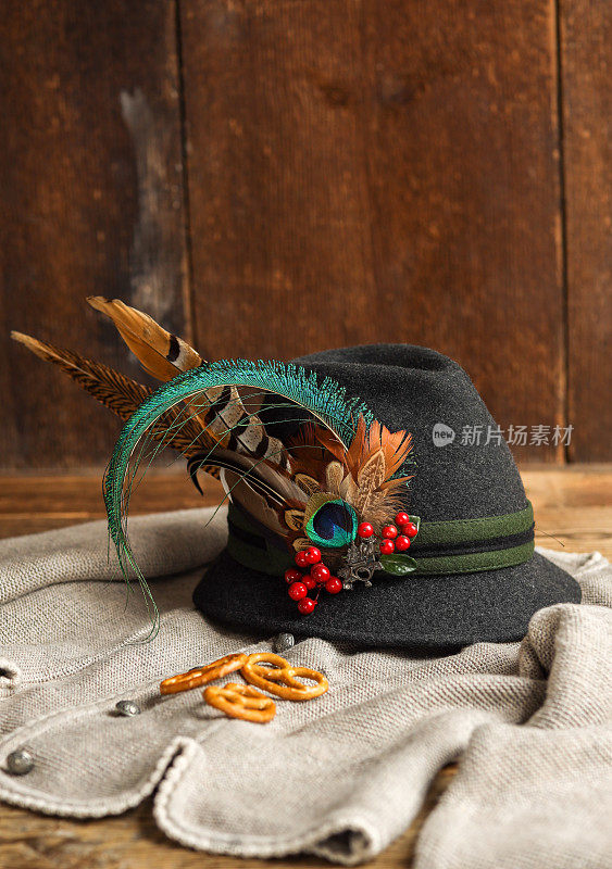 带有毡帽和羽毛的巴伐利亚传统服装