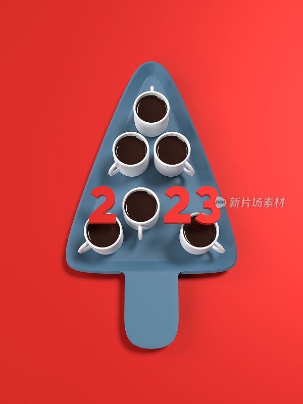 2023年新年贺卡和圣诞树由咖啡杯在绿色盘子上，红色背景