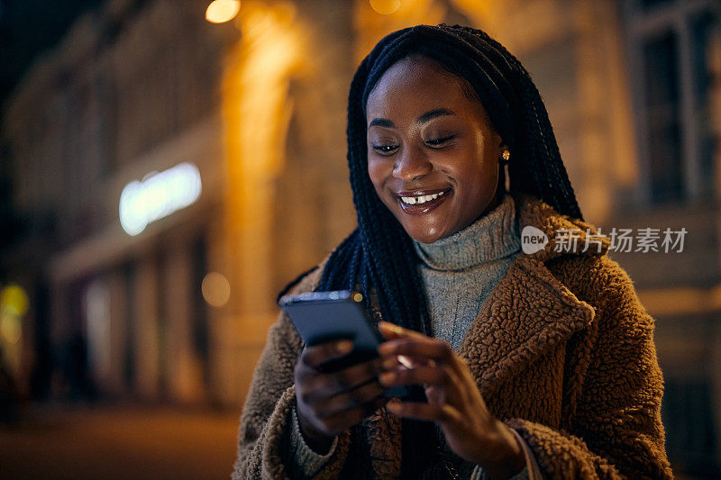 非裔美国妇女在户外使用手机