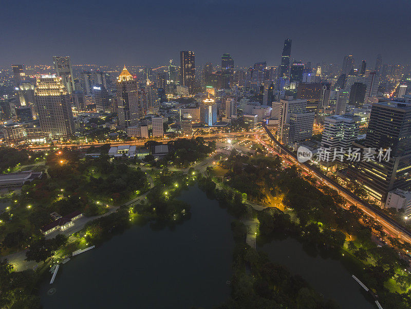 泰国曼谷隆皮尼公园夜间的空中城市景观