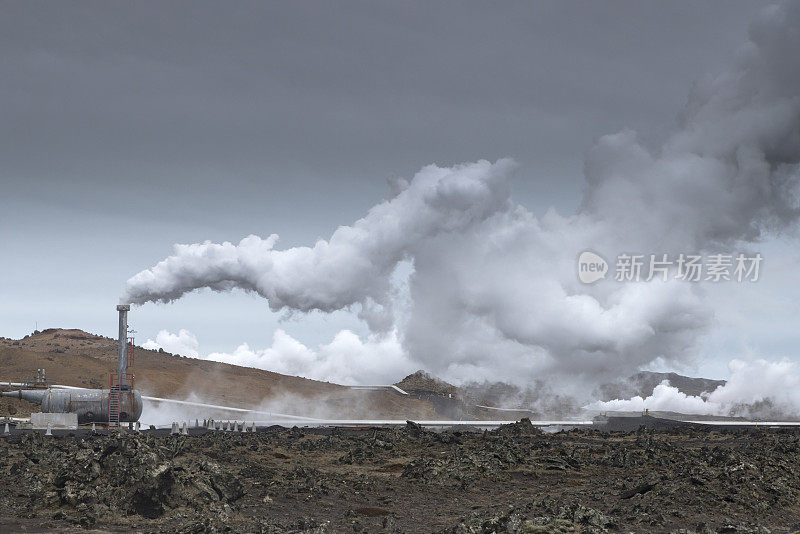 位于雷克简斯半岛格林达维克附近的Svartsengi地热发电厂，配有管道和蒸汽烟囱