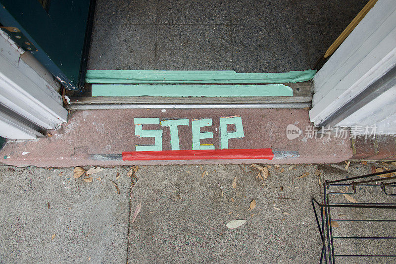 STEP标志在商店门口的门槛上