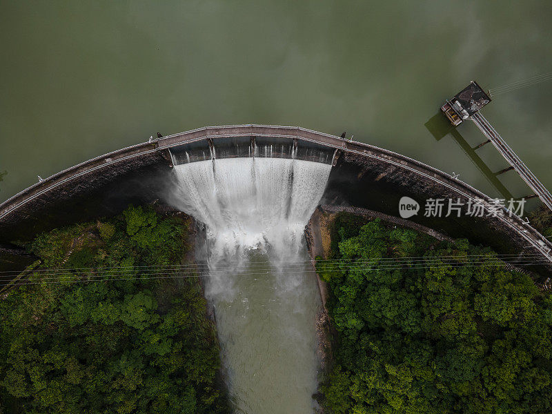 水库泄洪鸟瞰图