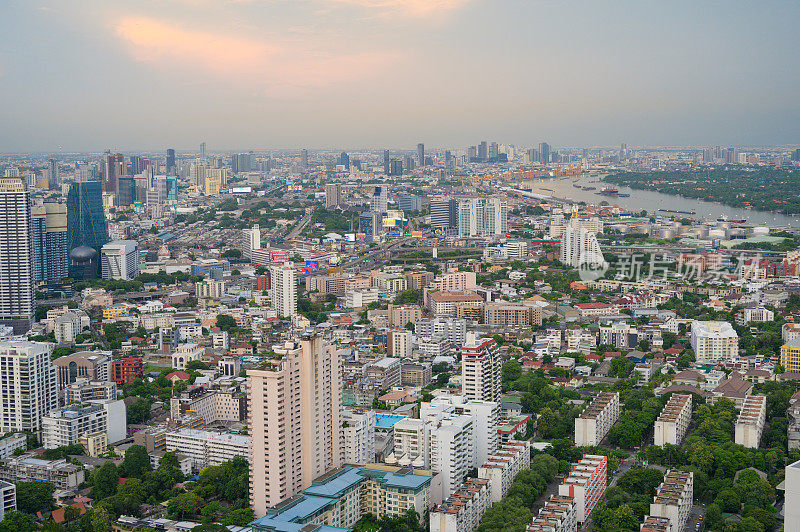 生活在自然和现代城市鸟瞰城市景观高层建筑和商业建筑在曼谷，泰国