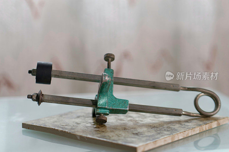 一个老式瓷砖切割机的特写照片