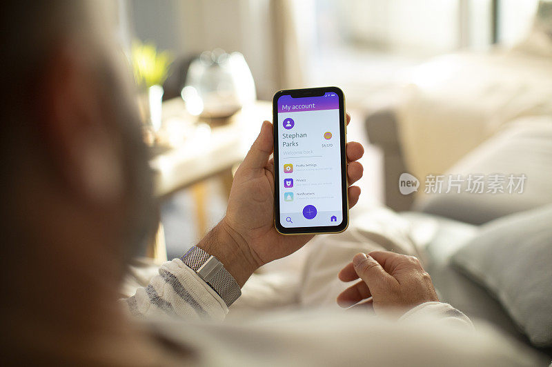 中年男子正在手机上使用银行应用程序
