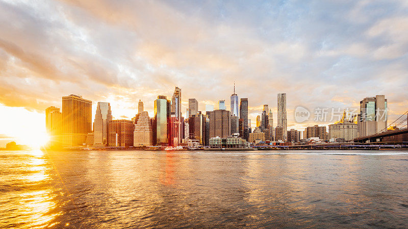 从布鲁克林看日落时分的曼哈顿天际线
