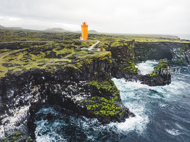 斯沃图洛夫特灯塔位于冰岛西部高地，狂风暴雨的大海呼啸而下
