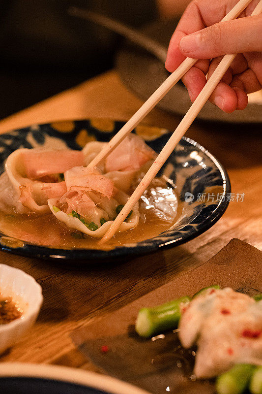 日式煮饺子。