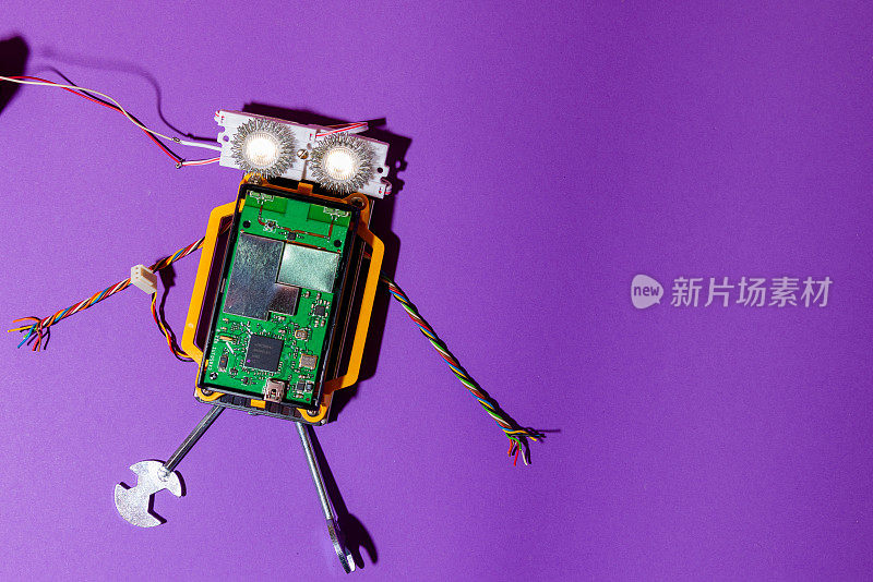 手工制作的机器人平面放置在arduino平台上。DIY。人工智能。蒸汽。紫色的背景。儿童和青少年的Stem教育，机器人和电子学。副本的空间。
