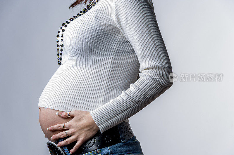 年轻孕妇摸着肚子