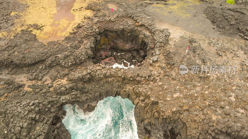 自然桥，毛里求斯岛。从无人机的角度看，美丽的拱形岩层