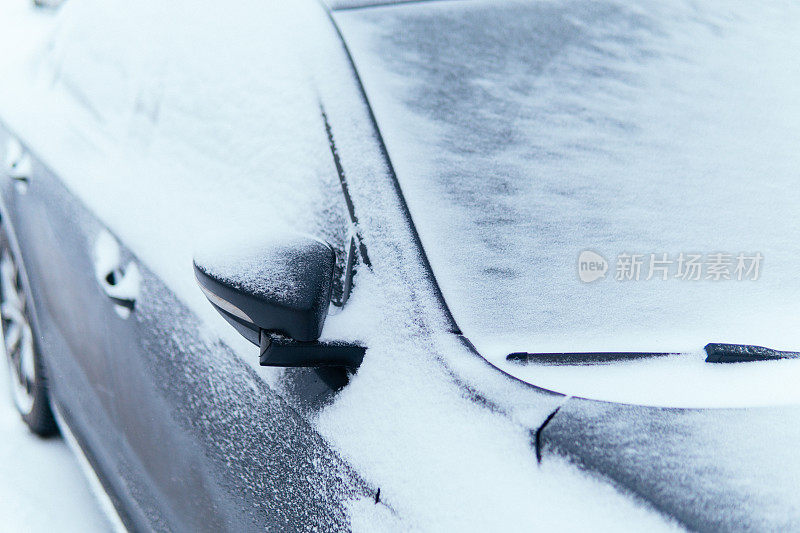 冬天汽车在街上结冰了