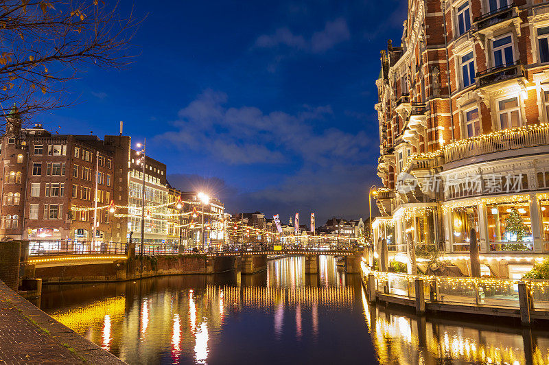 冬天，阿姆斯特丹的阿姆斯特尔河和芒特普林的桥上都有灯光