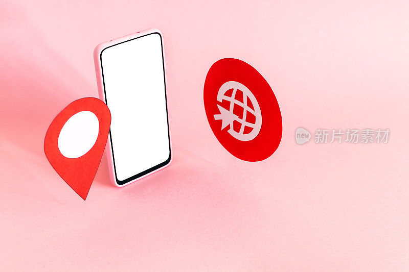 智能手机有一个空白的白色屏幕和一个粉红色背景的地图指针-旅行概念