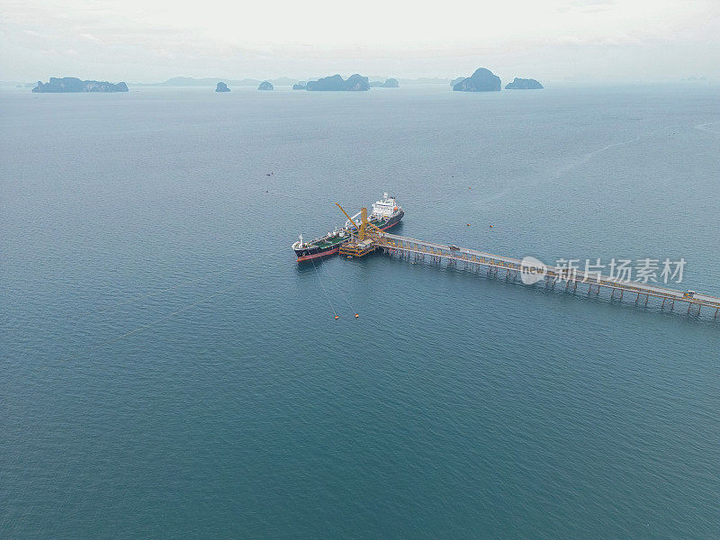 深海港口的工业原油和燃料油轮鸟瞰图