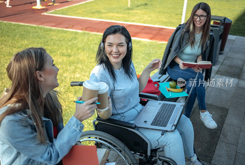 残疾大学生花时间和朋友在外面学习