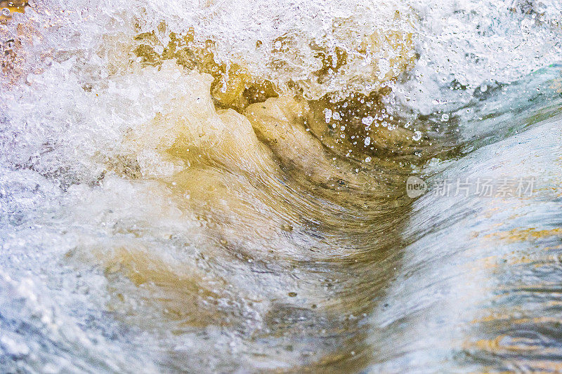 微缩的宏观海浪打破海岸线与惊人的细节